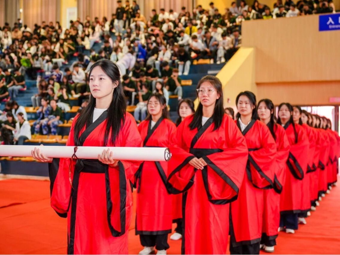 2026世界杯官网入口2025年开学典礼隆重举行，千余名新生开启逐梦新征程