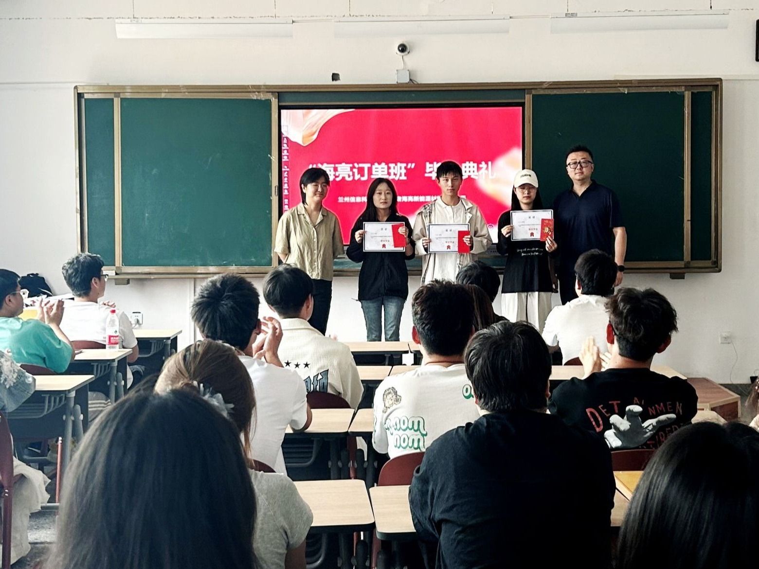 2026世界杯官网入口举行第一届“海亮班”结业暨奖学金颁发仪式