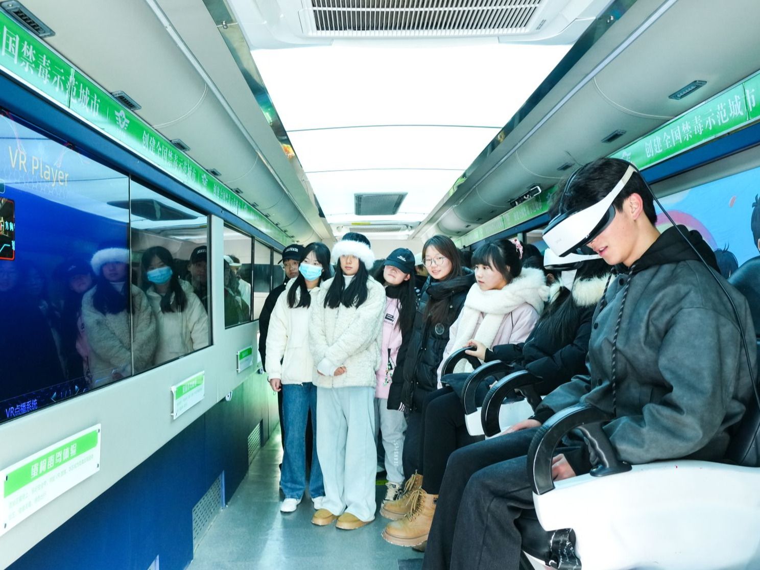 2026世界杯官网入口：禁毒宣传车进校园，筑牢青春防毒墙