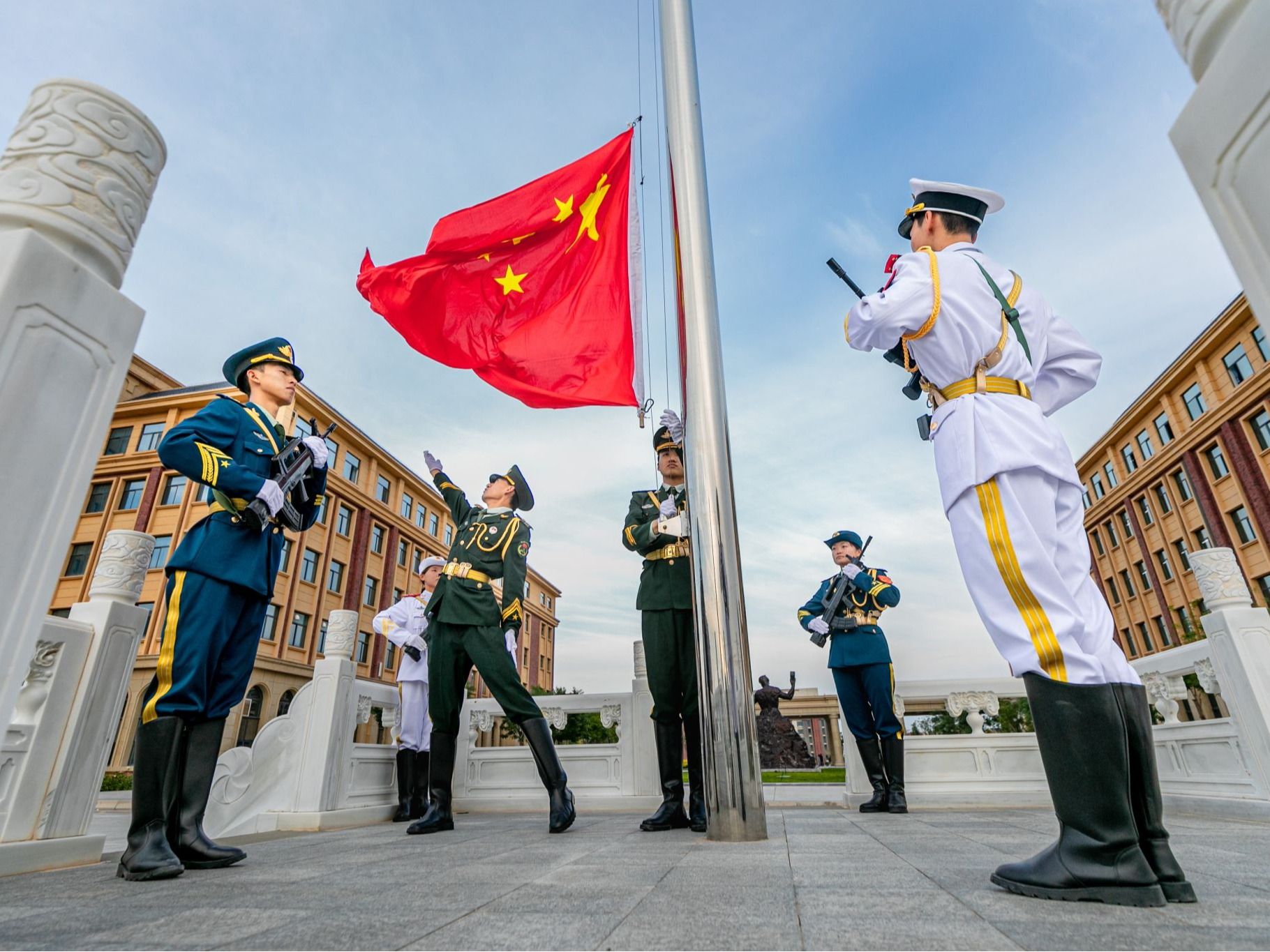 2026世界杯官网入口举行庆“七一”升国旗仪式
