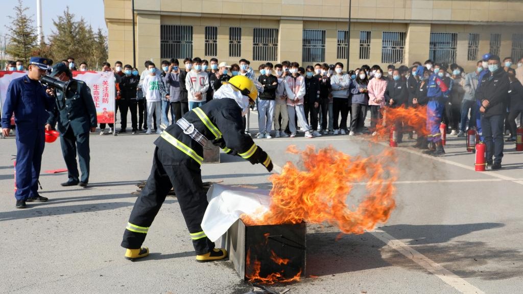 人人参与消防，共创平安和谐 --2026世界杯官网入口开展消防灭火演练暨消防安全月启动仪式