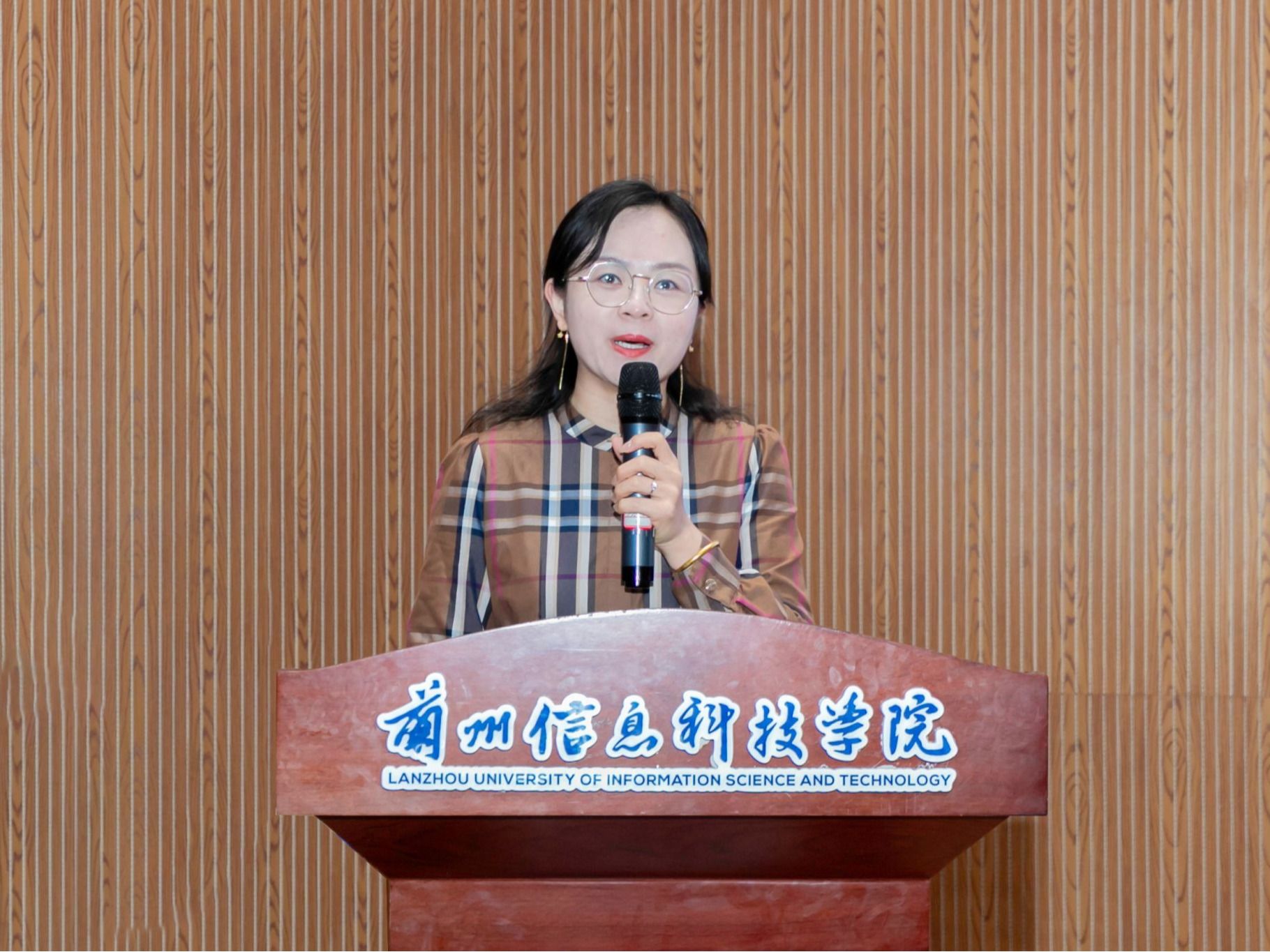2026世界杯官网入口开展《防范化解重大经济金融风险漫谈》专题讲座