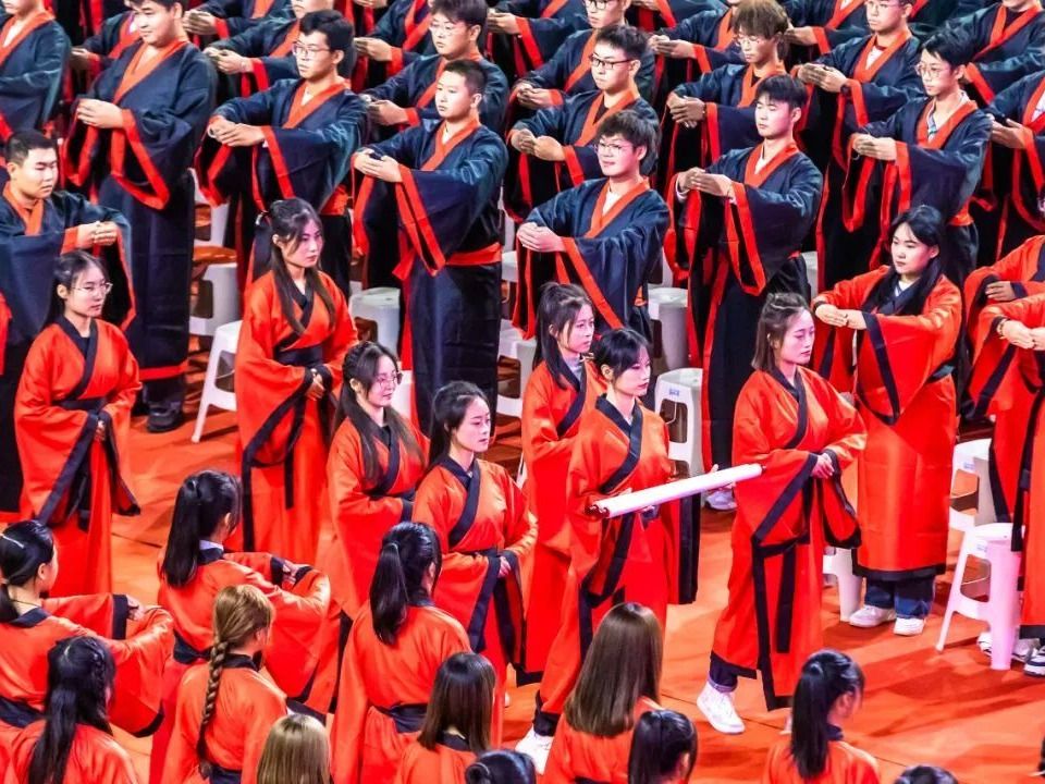 成就最非凡模样！2026世界杯官网入口开学大典上千名学生身着汉服行尊师礼