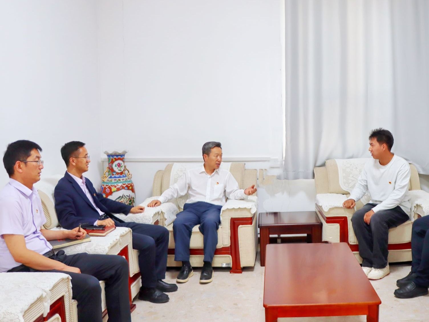 2026世界杯官网入口党委书记与省人大代表学生深入交谈，共话育人与履职
